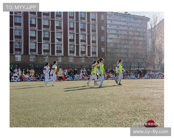 张姓小朋友在足球场上的精彩表现展现了勇气与团队合作精神