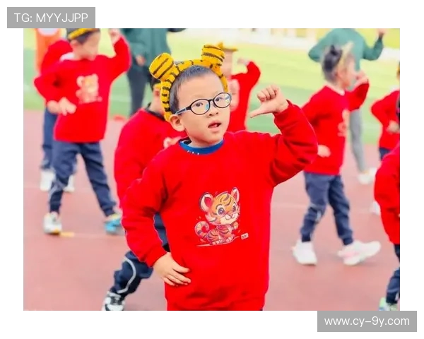 童趣满满的足球应援发型让孩子在赛场上闪耀成为最亮小球迷